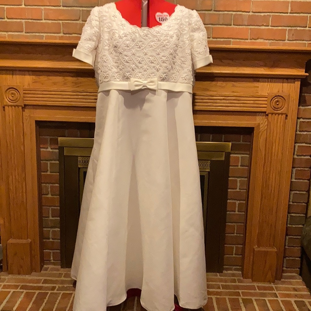 EUC sz 26 Lady Eleanor ivory satin wedding gown